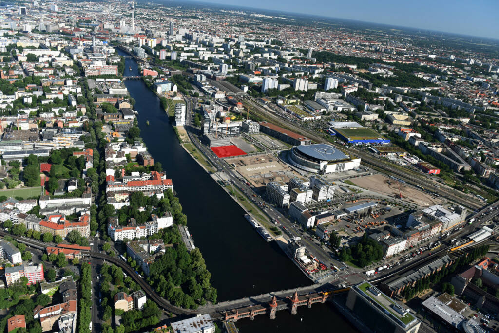 Die Premium Immobilien AG hat  über ihre deutsche Tochtergesellschaft ein Wohnbaugrundstück an der East Side Gallery, einem Stadtquartier in Berlin erworben, Luftbildaufnahme Mercedes Platz und Wohnbaugrundstück der Premium, Fotocredit:                  © euroluftbild/AEG, © Aussendung (25.10.2017)