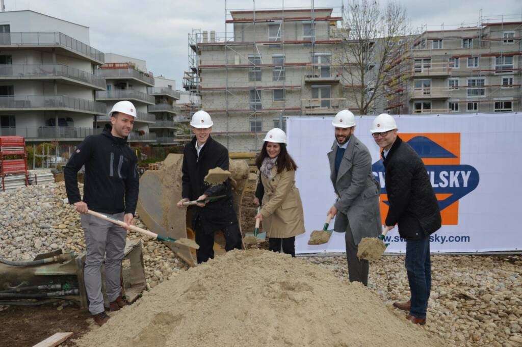 Spatenstich Wohnhausanlage Lorystrasse 97, v.l.n.r. DI Konrad Baumhauer (Bauleiter SWIETELSKY), DI Mag. Alexander Lattenmayer (Geschäftsführer LATAL Immobilien GmbH), DI Azita Praschl-Goodarzi (Architektin P.GOOD Architekten), DI Niel Mazhar (Projektleiter P.GOOD Architekten), Ing. Erich Laller (Bereichsleiter SWIETELSKY); Fotocredit: LATAL Immobilien GmbH, © Aussendung (25.10.2017) 