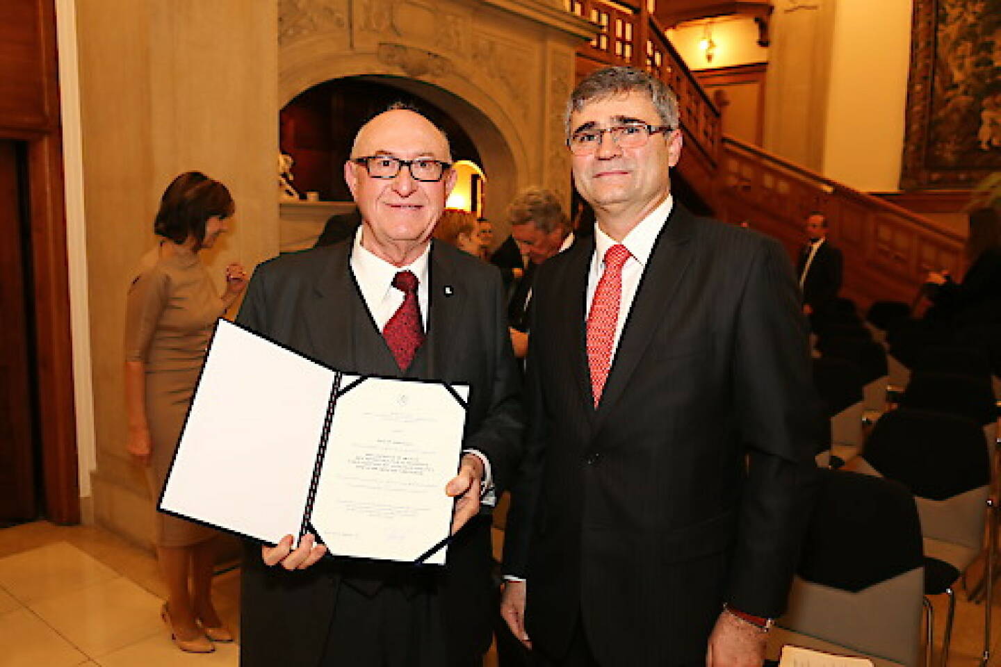 Dem Vorstandsvorsitzenden des Wiener Städtischen Versicherungsvereins, Dr. Günter Geyer, wurde Dienstagabend durch den Botschafter der Slowakischen Republik, Peter Mišík, die ‚Goldene Plakette des Ministers für Auswärtige und Europäische Angelegenheiten‘ überreicht; Fotocredit: Wiener Städtische Versicherungsverein