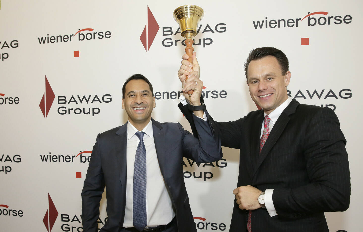 BAWAG Vorstand Abuzaakouk und Wiener Börse Vorstand Christoph Boschan läuten die Glocke zum Börsengang der BAWAG; Fotocredit: Wiener Börse
