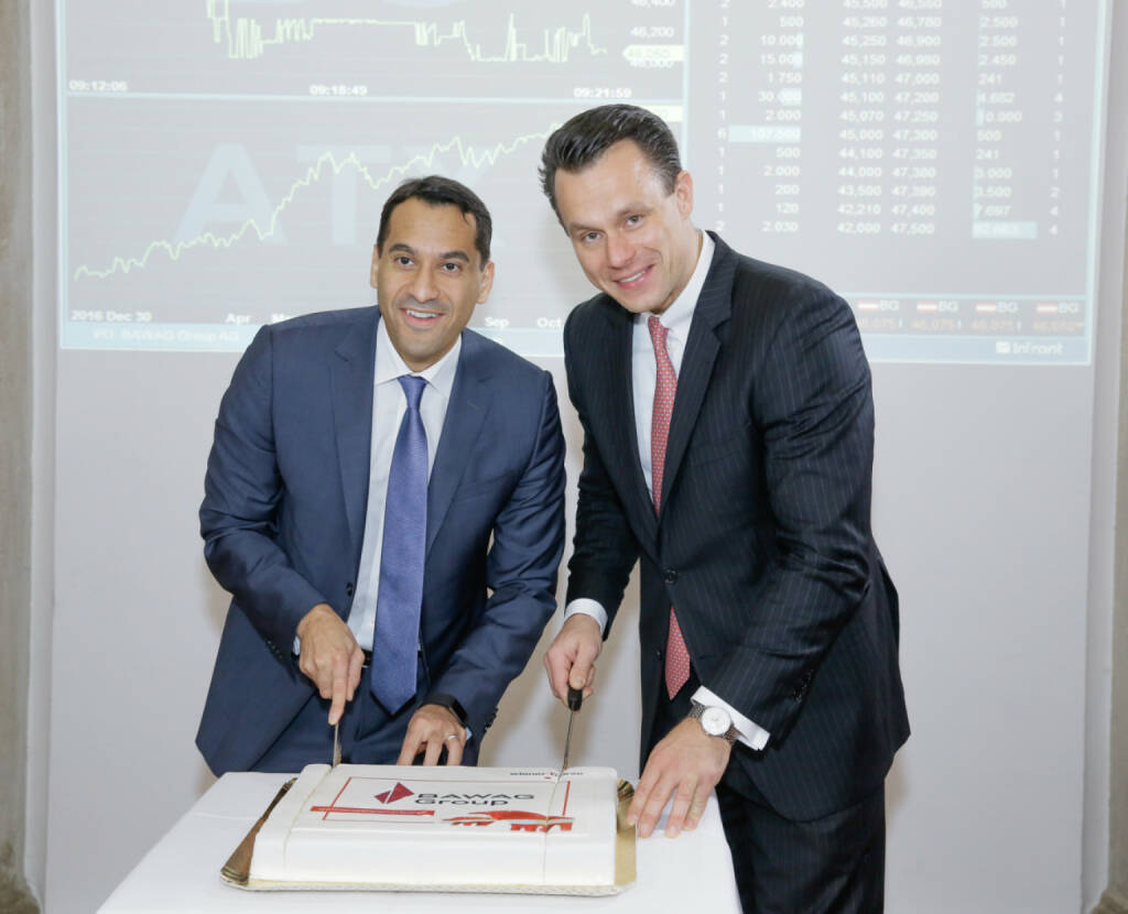 Bawag-CEO Anas Abuzaakouk und Wiener Börse-Chef Christoph Boschan schneiden die Torte an; Fotocredit: Wiener Börse (26.10.2017) 