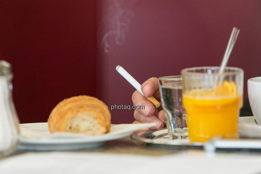 Frühstück, Kipferl, Zigarette, Orangensaft, © finanzmarktfoto.at/Martina Draper (29.05.2013) 