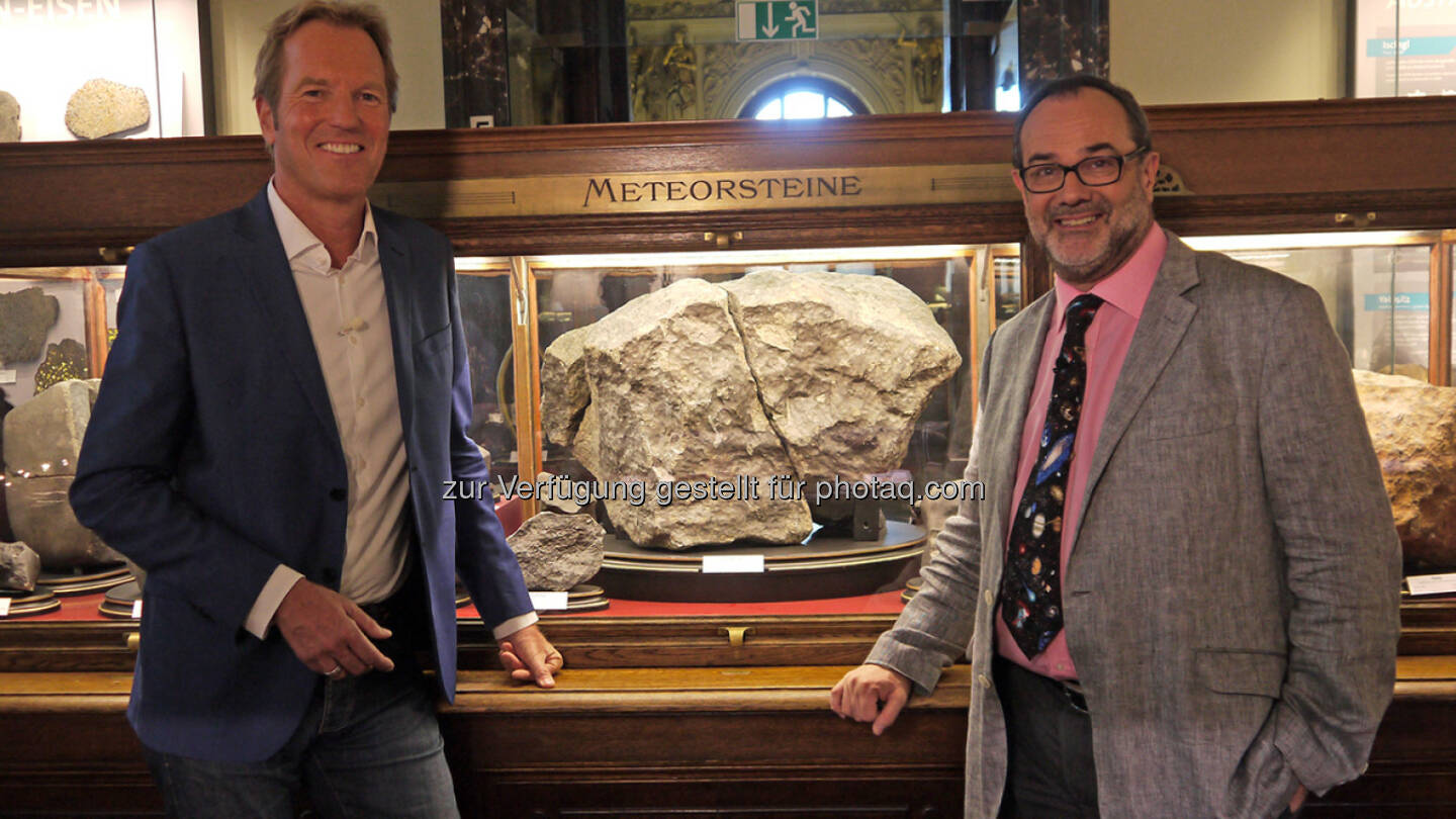 Markus Brock mit Christian Köberl (Generaldirektor NHM Wien) - Naturhistorisches Museum: Urknall, Dinos, Meteoriten und unsere Vorfahren: Das NHM Wien im „Museums-Check“ auf 3SAT (Fotocredit: SWR)