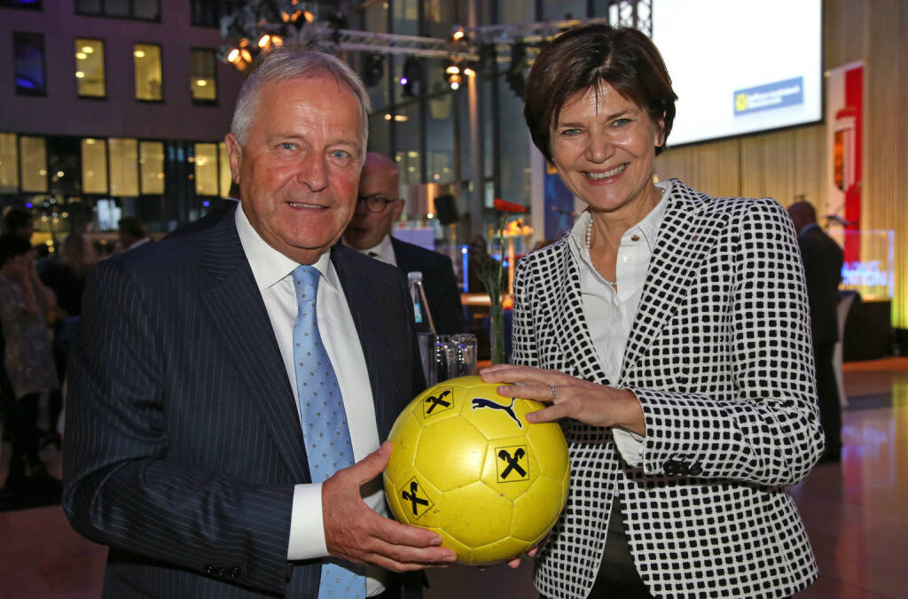 ÖFB-Präsident Leopold Windtner, Generaldirektor-Stellvertreterin Michaela 
Keplinger-Mitterlehner, Fotocredit: RLB OÖ/Strobl (01.11.2017) 