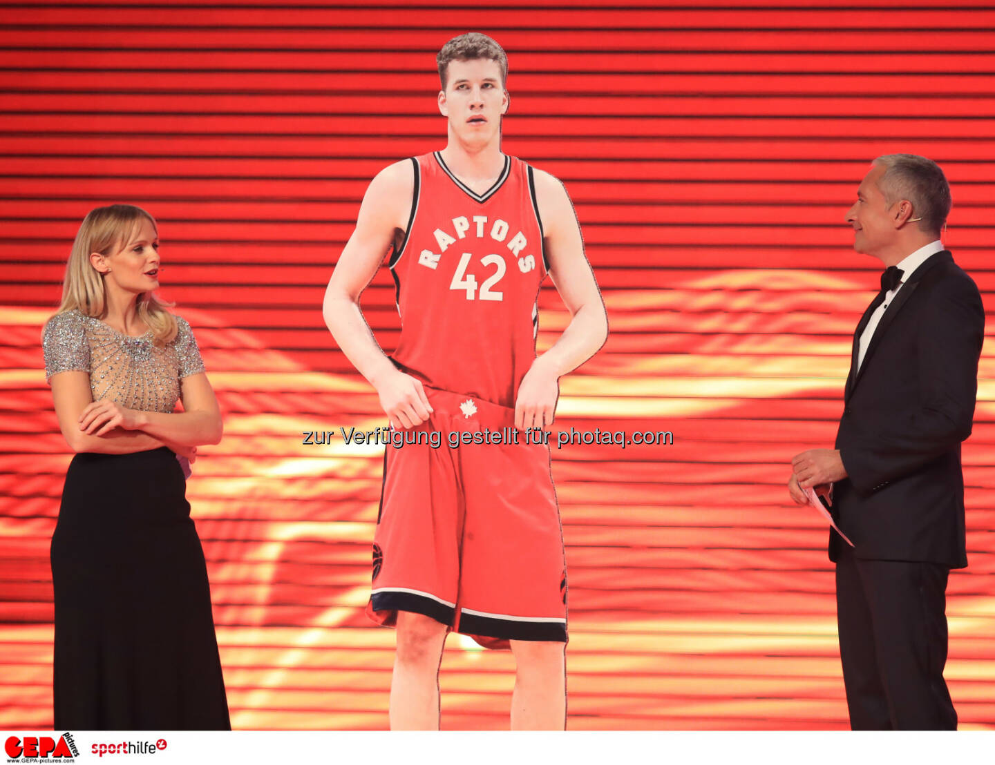 Mirjam Weichselbraun, eine Figur von Jakob Poeltl und Rainer Pariasek. - Lotterien Sporthilfe-Gala - (Photo: GEPA pictures/ Mario Buehner)