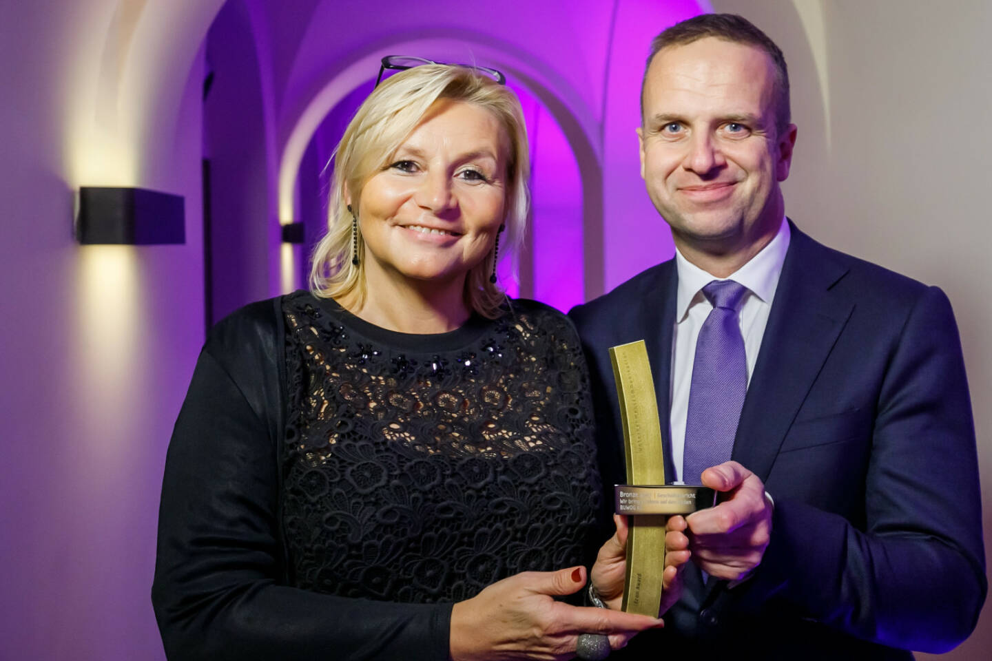 BUWOG-Geschäftsbericht mit dem Econ-Award ausgezeichnet; Ingrid Fitzek-Unterberger, Bereichsleiterin Marketing & Kommunikation, und Holger Lüth, Bereichsleiter Corporate Finance & Investor Relations, bei der Award-Gala in Berlin. Fotocredit: Econ Award/Thomas Rosenthal/Jan Kobel