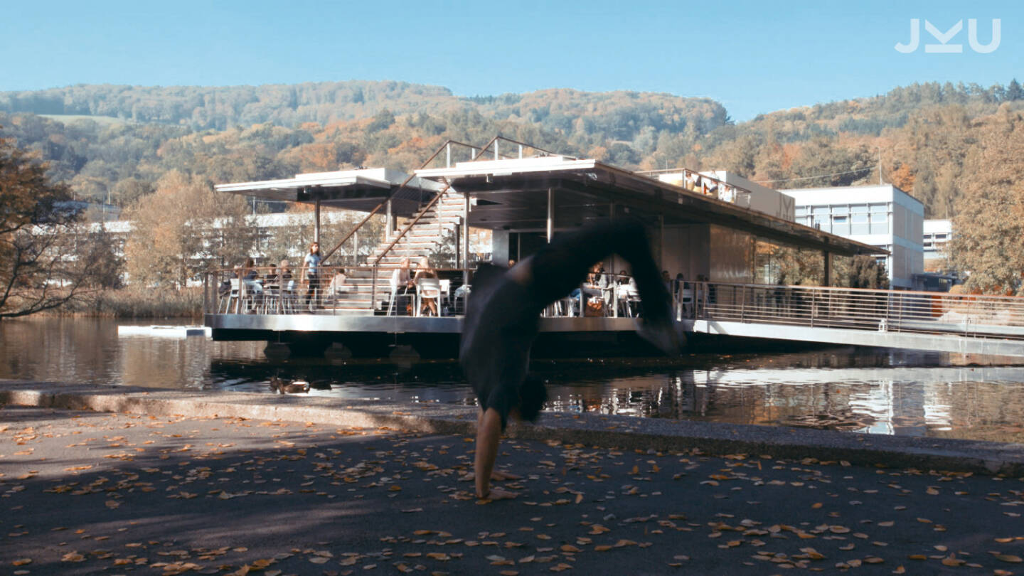 Ein neues Video zeigt den Campus der Johannes Kepler Universität aus einer anderen, waghalsigen Perspektive und verwandelt ihn in ein Parkour-Paradies: Alex Schauer, 22-jähriges Aushängeschild der Trendsportart, die auch als „Kunst der effizienten Fortbewegung“ bezeichnet wird, bahnt sich seinen speziellen Weg über das JKU-Gelände. Copyright Screenshots: JKU