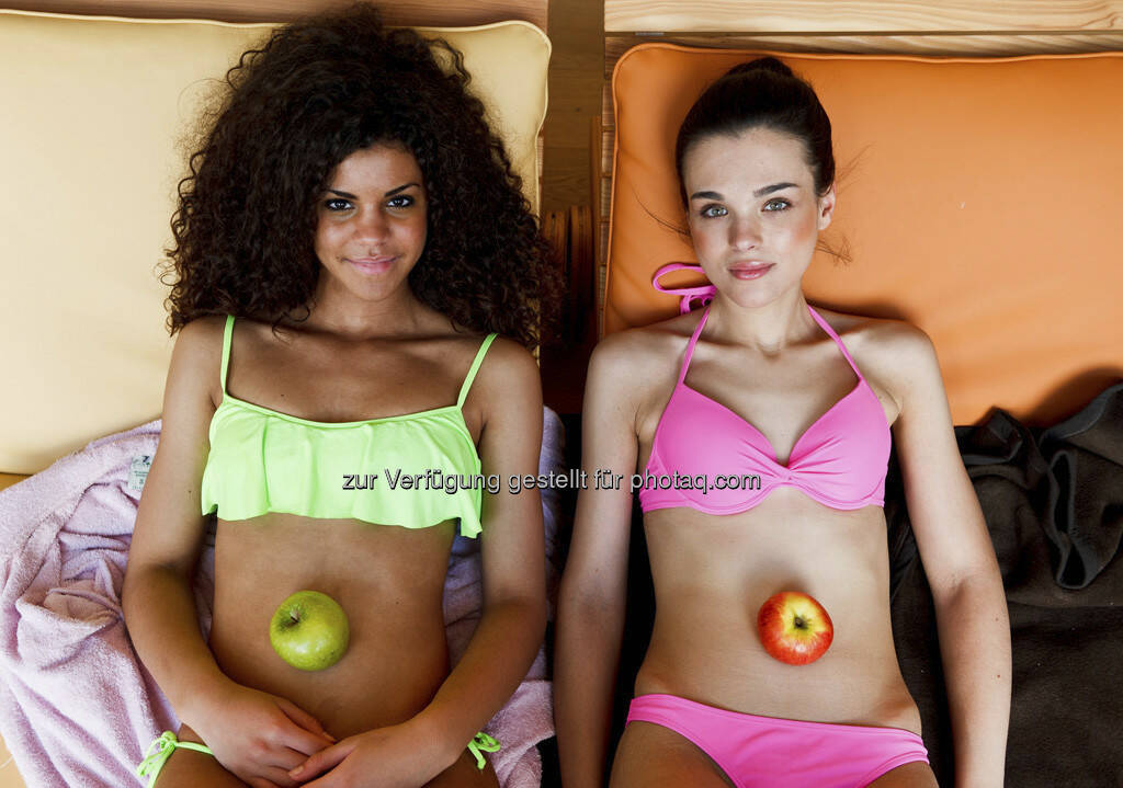 Miss Vienna Yemisi Rieger und Vize-Miss Jacqualine Sappert beim Relaxen, Äpfel, (c) PULS 4 Nick Albert (01.06.2013) 