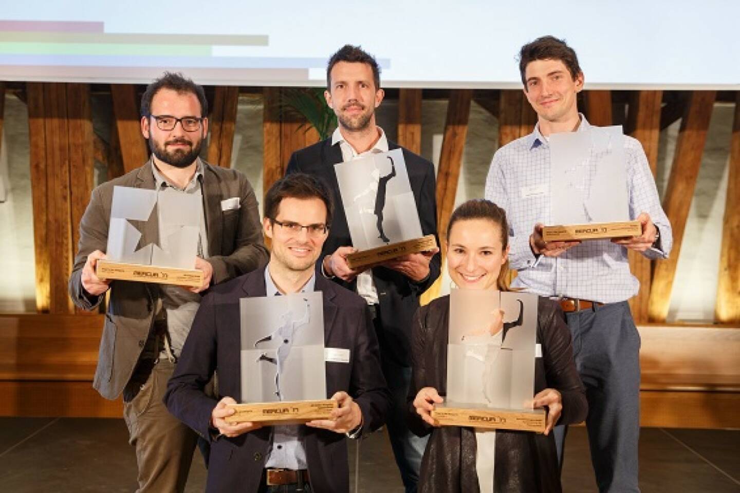 Zum 30. Mal vergab die WK Wien den Innovationspreis Mercur: Im Bild: Unten: Florian Reiterer (INS), Petra Dobrocka (byrd), Oben (v.l.): Alfons Felice und Christoph Sygmund (DirctSens), Wieland Reichelt (Evologic), Credit: Florian Wieser