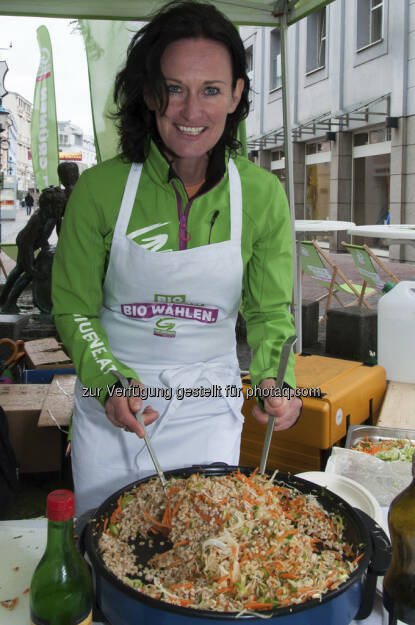 Eva Glawischnig kocht das Lieblingsgericht aus ihrer Kindheit - in Rezept für Österreich auf PULS 4 (01.06.2013)