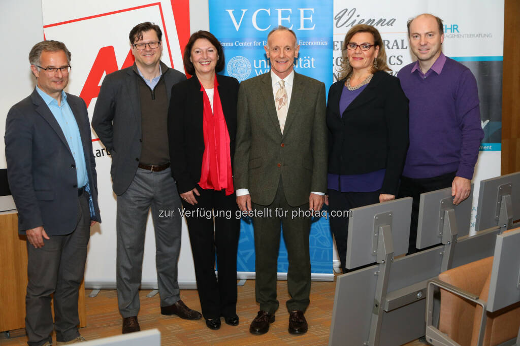 Markus Marterbauer (AK Wien), Jean-Robert Tyran (Universität Wien), Doris Tomanek (UniCredit Bank Austria AG), Andrew Oswald (University of Warwick), Corinna Fehr (VBEN), Matthias Sutter (Max Planck Institute zur Erforschung von Gemeinschaftsgütern in Bonn) - Vienna Behavioral Economics Network (VBEN): Andrew Oswald über das Geheimnis glücklicher Mitarbeiter: „Gute Chefs sind essenziell“ (Fotocredit: VBEN/APA-Fotoservice/Schedl), © Aussender (15.11.2017) 