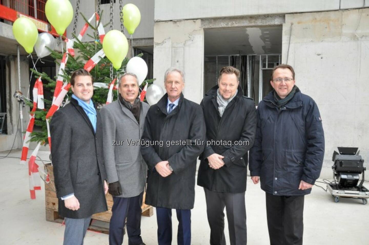 Mag. Christian Chini/CORAG,Bmstr. Ing. Ralph Bezjak/CORAG, KR Heinz Behacker/VBV, DI Alexander Budasch / Semper Constantia Immo Invest und Mag. Matthias Stadler, Bürgermeister von St. Pölten - Semper Constantia Immo Invest: Volle Kraft voraus bei max.living Design-Apartments (Fotocredit: CORAG Real Estate/APA-Fotoservice/Tanzer)