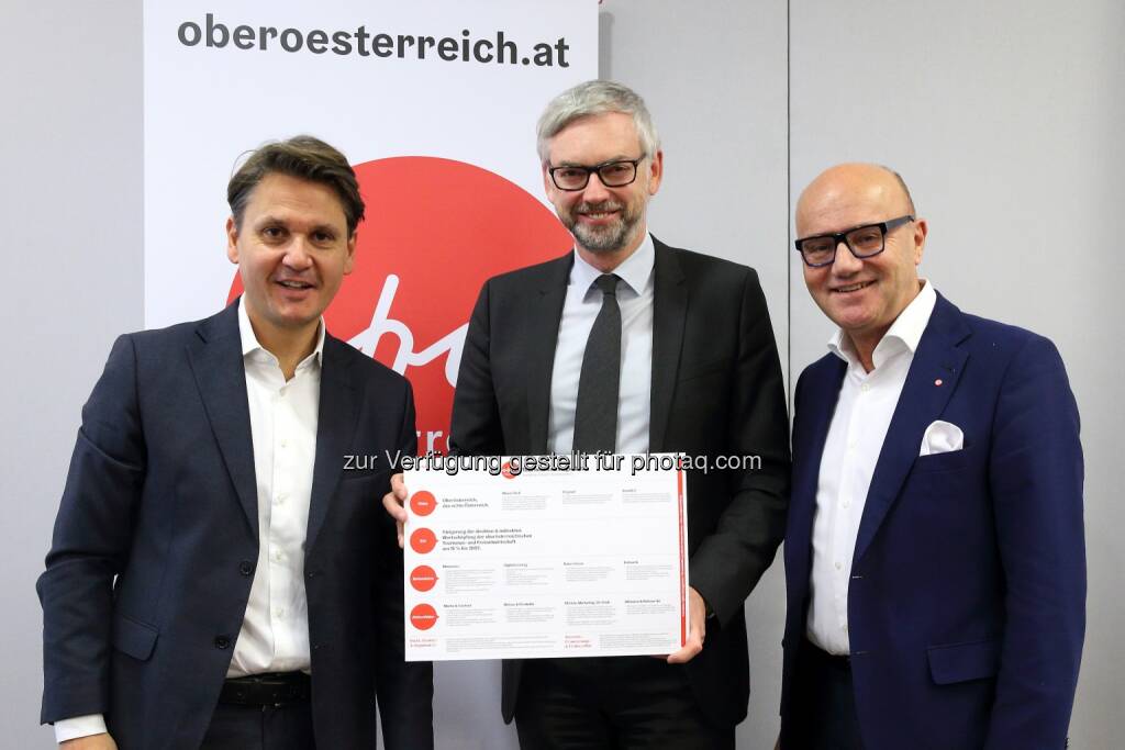 Der Geschäftsführer der Oberösterreich Tourismus GmbH Mag. Andras Winkelhofer, Wirtschafts- und Tourismusreferent LH-Stv. Dr. Michael Strugl sowie der Vorsitzende des Landes-Tourismusrates und Spartenobmann Tourismus und Freizeitwirtschaft in der Wirtschaftskammer OÖ BR Robert Seeber (v.l.n.r.) präsentieren die neue Landes-Tourismusstrategie 2022 für Oberösterreich. - Oberösterreich Tourismus: Neue Tourismusstrategie für Oberösterreich (Fotocredit: Land OÖ/Liedl), © Aussender (21.11.2017) 