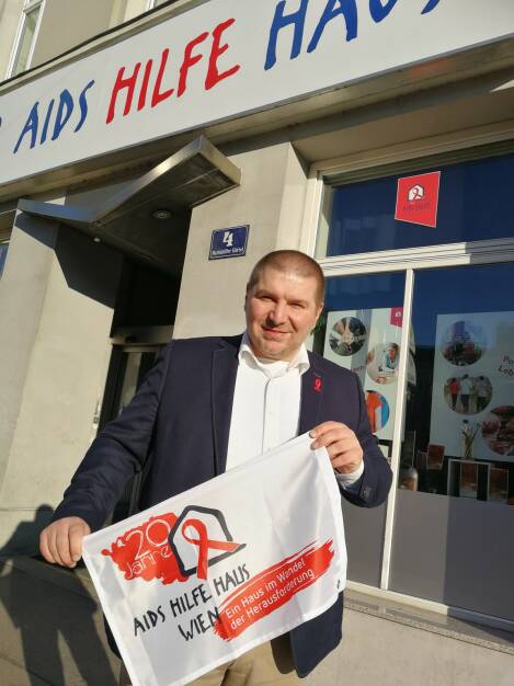 Aids Hilfe Wien: Welt-AIDS-Tag 2017 – Aids Hilfe Wien und Wiener Linien zeigen Flagge, Obmann der Aids Hilfe Wien, Wolfgang Wilhelm freut sich über die gemeinsame Awareness-Aktion mit den Wiener Linien zum Welt-AIDS-Tag, Bild: Aids Hilfe Wien/Metyko, © Aussendung (22.11.2017) 