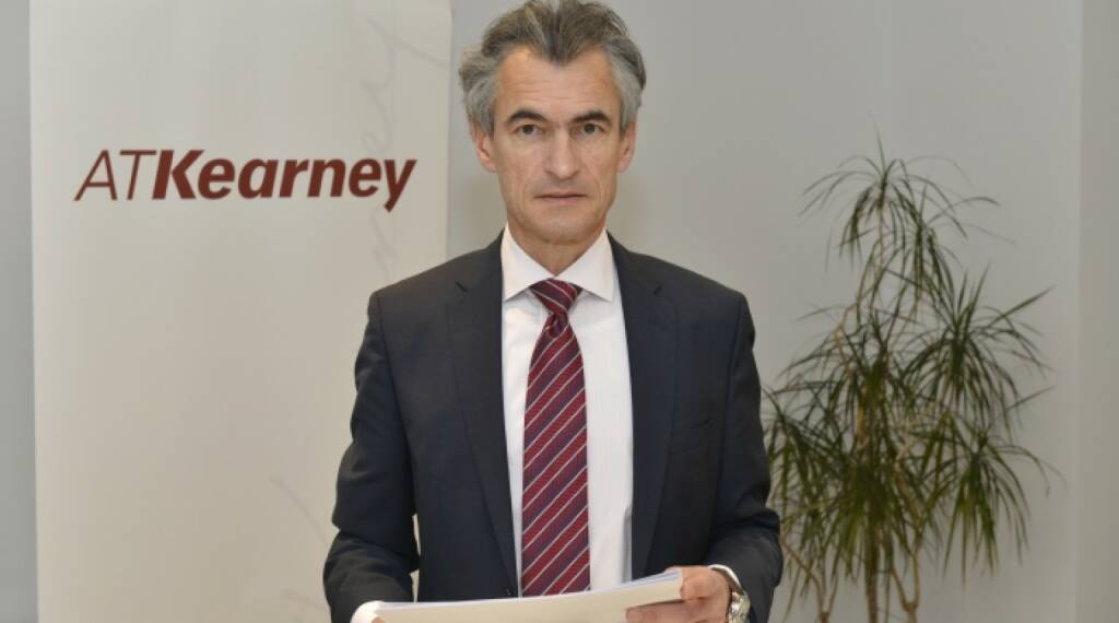 Der heimischen E-Wirtschaft stehen, hervorgerufen durch die Energiewende und Digitalisierung des Strommarktes, massive Veränderungen ins Haus.  Die österreichische Energiebranche steht auch in Zukunft „unter Strom“. Bei der Präsentation der unabhängigen Studie „Wertschöpfung 4.0 in der österreichischen Energiewirtschaft“ Mittwochvormittag in Wien zeichnete Dr. Florian Haslauer, Partner bei A.T. Kearney und Managing Director von A.T. Kearney Österreich, ein positives Zukunftsszenario der heimischen E-Wirtschaft. Bild: Robin Consult, Curt Themessl, © Aussendung (22.11.2017)