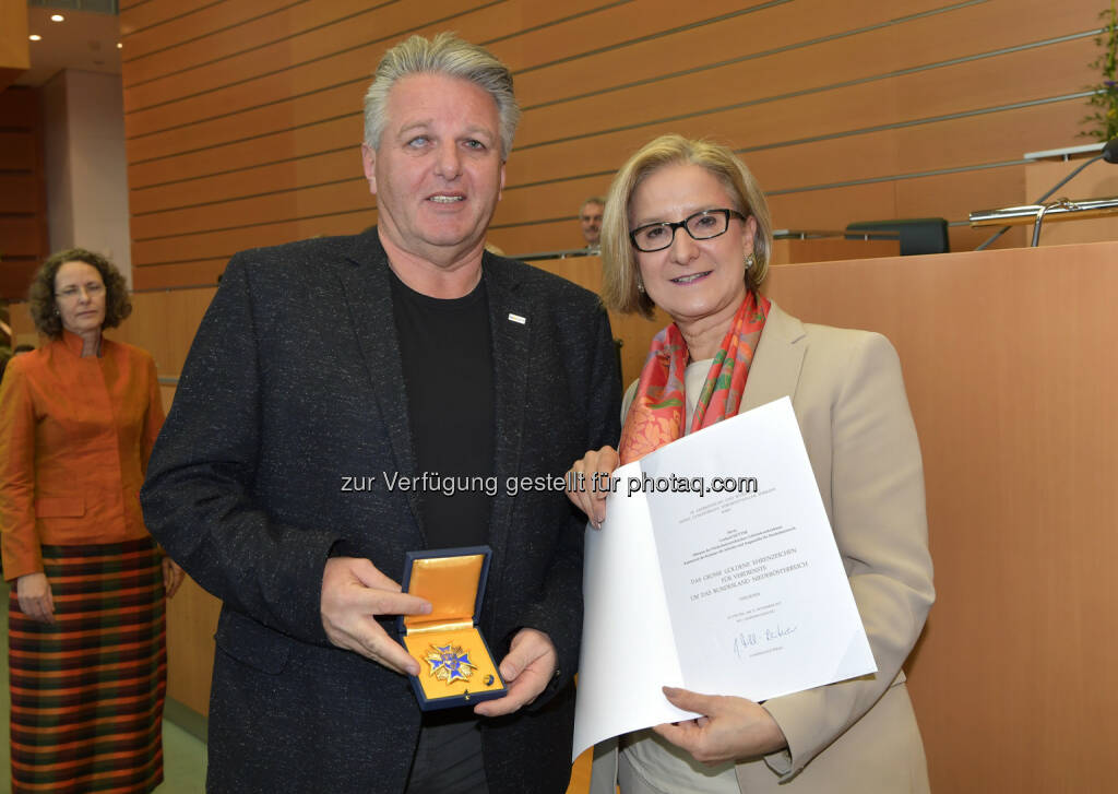 NÖGKK-Obmann Gerhard Hutter mit Landeshauptfrau Mag. Johanna Mikl-Leitner bei der Überreichung des Großen Goldenen Ehrenzeichens des Landes NÖ. - NÖ Gebietskrankenkasse: Goldenes Ehrenzeichen des Landes NÖ für NÖGKK-Obmann Gerhard Hutter (Fotocredit: NLK Pfeiffer), © Aussender (22.11.2017) 