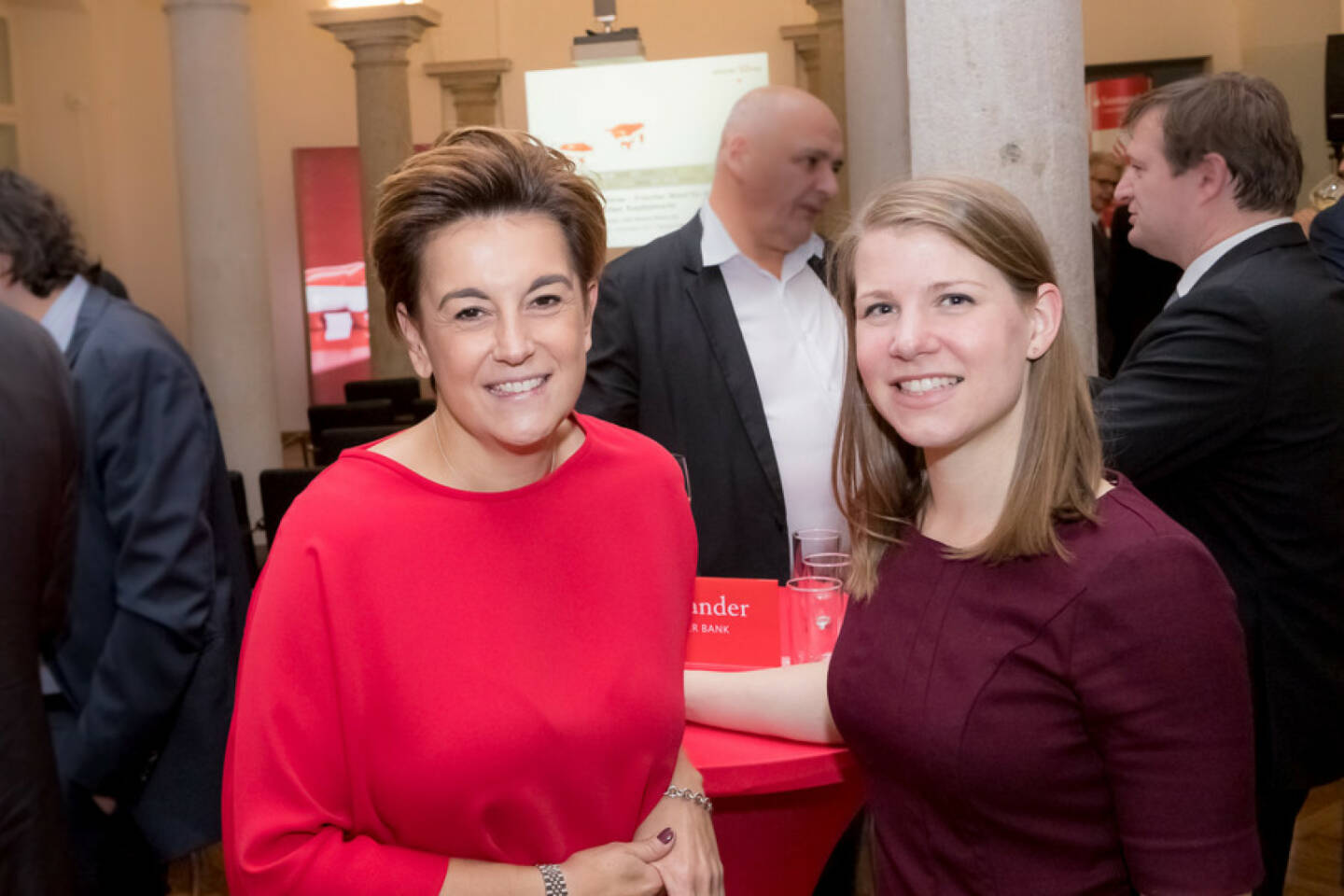 Santander Aperitif in die Säulenhalle der Wiener Börse, rechts Julia Resch (Wiener Börse), Credit: Santander Consumer Bank/APA-Fotoservice/Buchacher