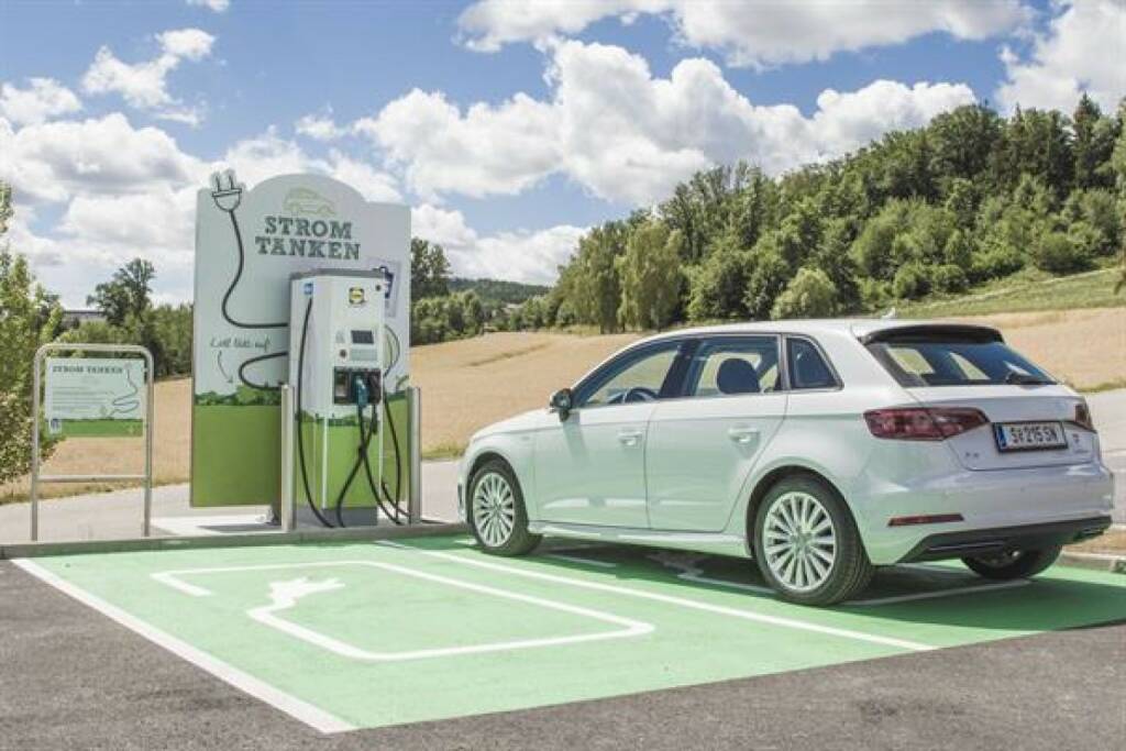 Lidl Österreich, Unterstützer der WWF-Klimaschutz-Initiative, eröffnet nächste Woche bereits die 20. E-Tankstelle in Österreich. Bild: Lidl, © Aussendung (23.11.2017)
