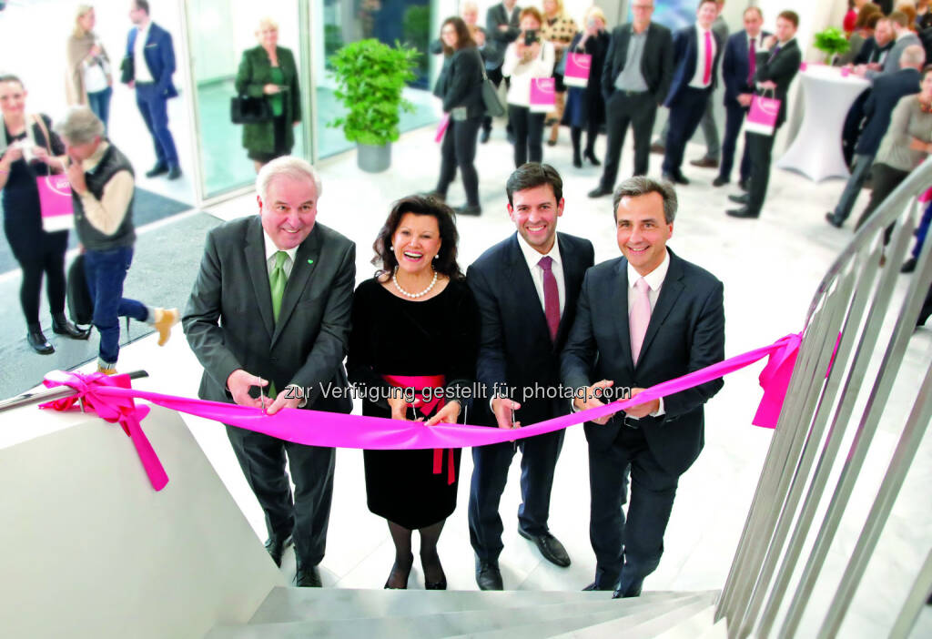 Hermann Schützenhöfer, Landeshauptmann der Steiermark, Mag. Anita Frauwallner, Mag. Bernd Assinger, Sigfried Nagl, Bürgermeister der Stadt Graz - Institut Allergosan pharmazeutische Produkte Forschungs- und Vertriebs GmbH: Institut AllergoSan eröffnet strahlendes Headquarter in Graz (Fotocredit: © Institut Allerogsan / L. Grumet), © Aussender (27.11.2017) 