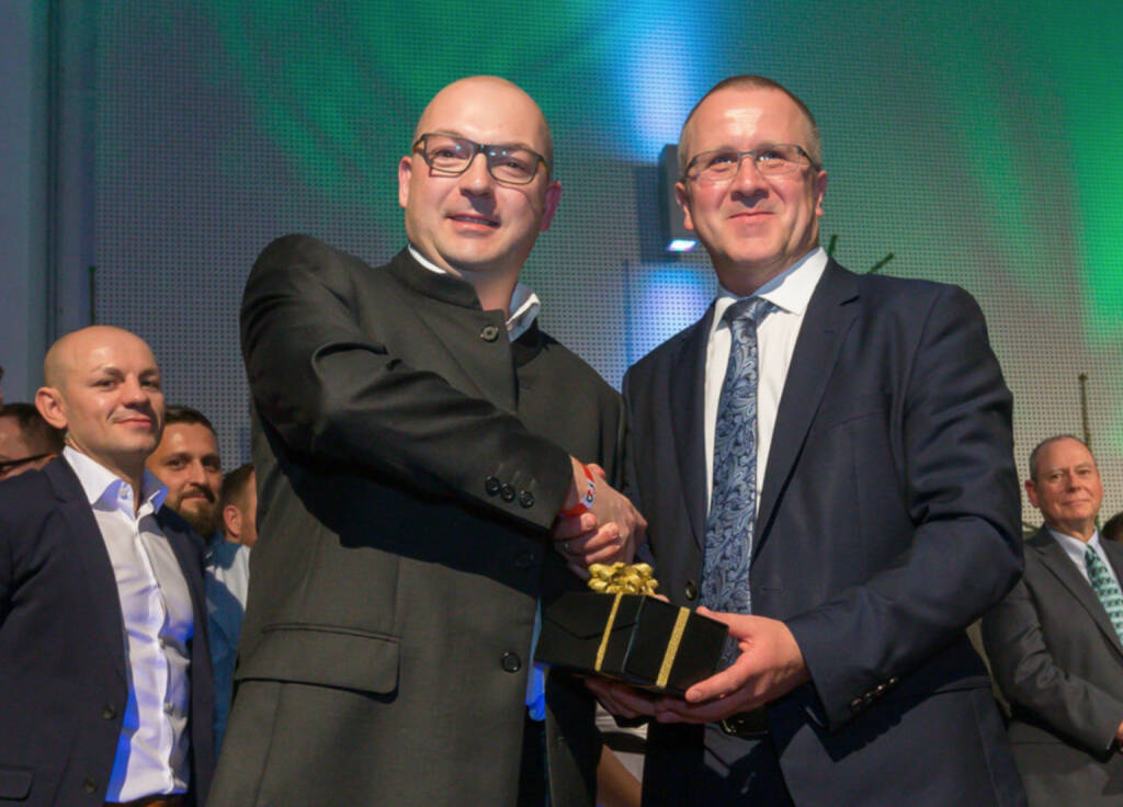 Am 25. November 2017 vergab der oberösterreichische Luftfahrtzulieferer FACC in der Rieder Messehalle zum vierten Mal den internen Innovations-Award „FACC Leonardo“. FACC CEO Robert Machtlinger (r.) gratuliert dem Siegerteam von Werk 4 und übergab den Award stellvertretend an Projektmanager Wolfgang Mayerhofer. Bild: FACC, © Aussendung (27.11.2017) 