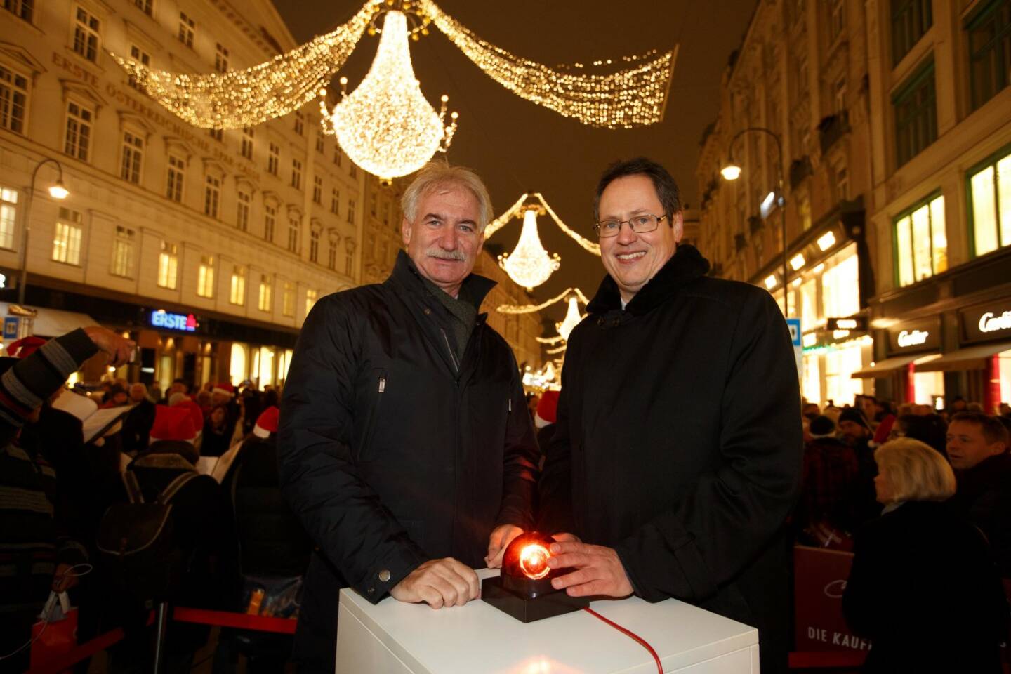 Wirtschaftskammer Wien: Stimmungsvolles Funkeln: Wiener Weihnachtsbeleuchtung offiziell eingeschaltet, Fritz Strobl, Gemeinderat und Vizepräsident der Wirtschaftskammer Wien, mit Rainer Trefelik, Spartenobmann des Wiener Handels, Fotocredit:Florian Wieser