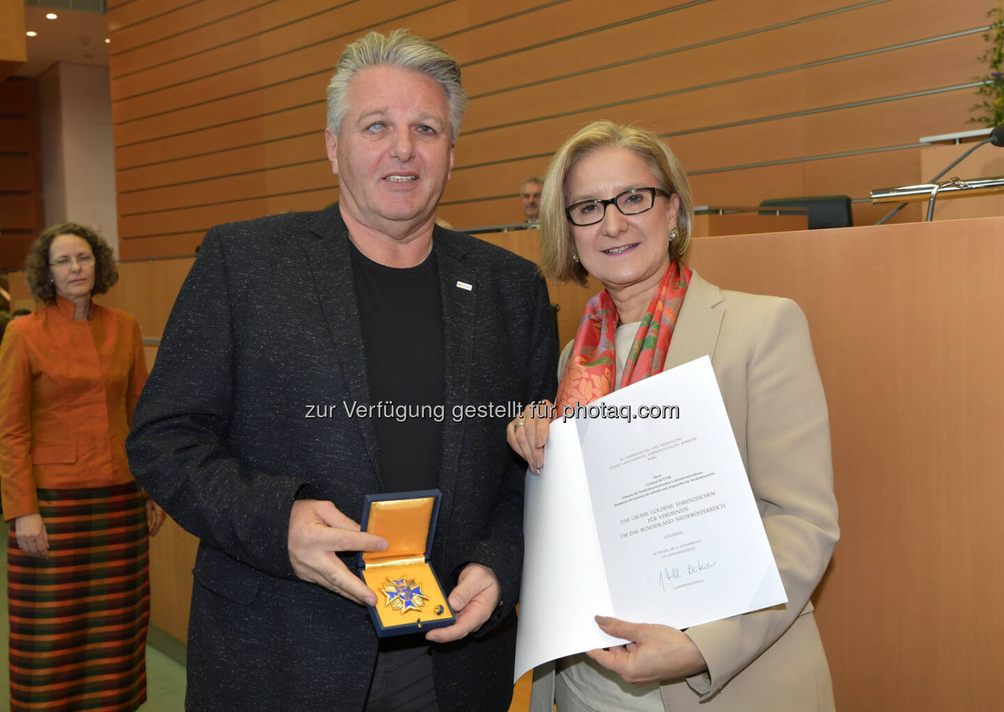 NÖGKK-Obmann Gerhard Hutter mit Landeshauptfrau Mag. Johanna Mikl-Leitner bei der Überreichung des Großen Goldenen Ehrenzeichens des Landes NÖ. - NÖ Gebietskrankenkasse: Goldenes Ehrenzeichen des Landes NÖ für NÖGKK-Obmann Gerhard Hutter (Fotocredit: NLK Pfeiffer)