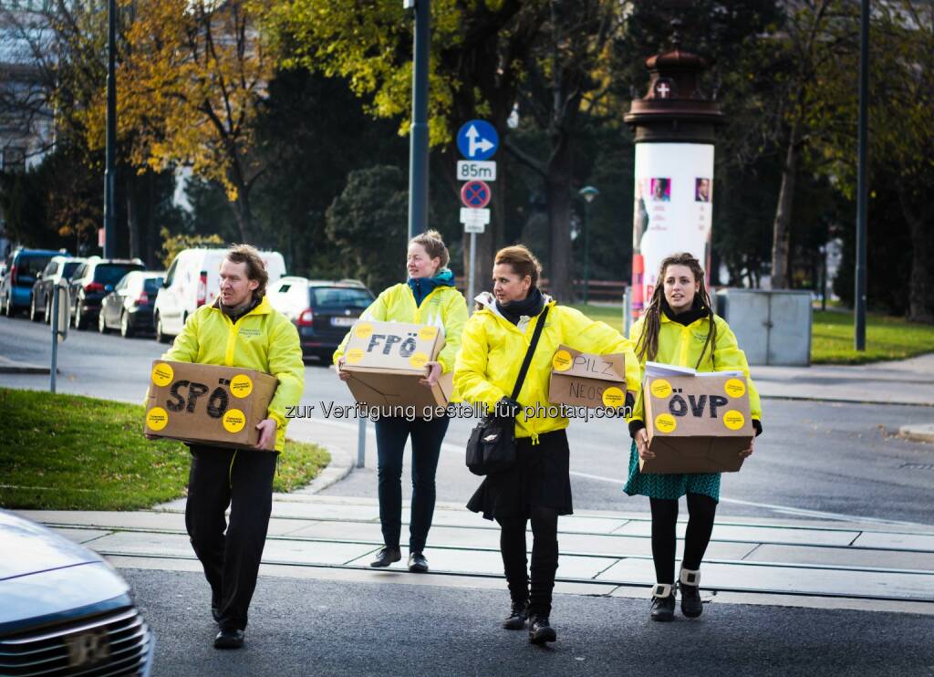 Österreich entscheidet: Österreich entscheidet übergibt Demokratie-Starterpaket an Nationalratsabgeordnete (Fotograf: Gabriel Gschaider / Fotocredit: ÖE), © Aussender (28.11.2017) 