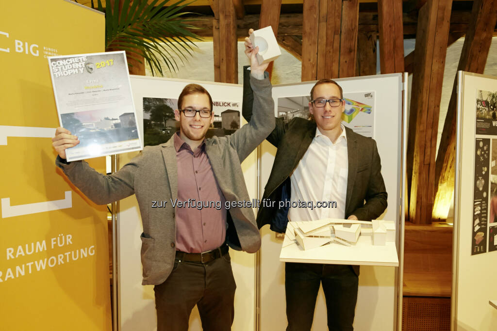 Siegerteam Projekt Weinblick v.l.: Alexander Macho und Maximilian Macho. - Österreichische Zementindustrie: 12. Concrete Student Trophy in Wien (Fotocredit: zement+beton/Schwentner), © Aussender (29.11.2017) 