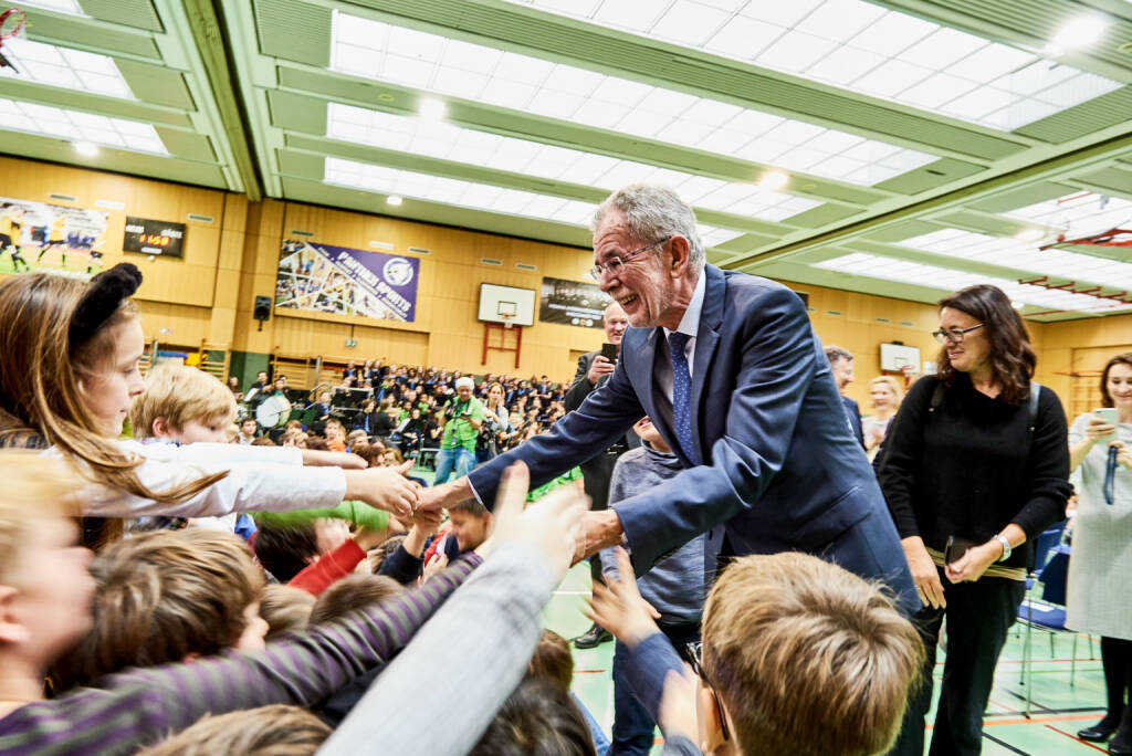 Vienna International School (VIS): Bundespräsident Dr. Van der Bellen zeichnet Vienna International School als 1. Eco-School Österreichs aus; Fotocredit: Vienna International School, © Aussender (01.12.2017) 