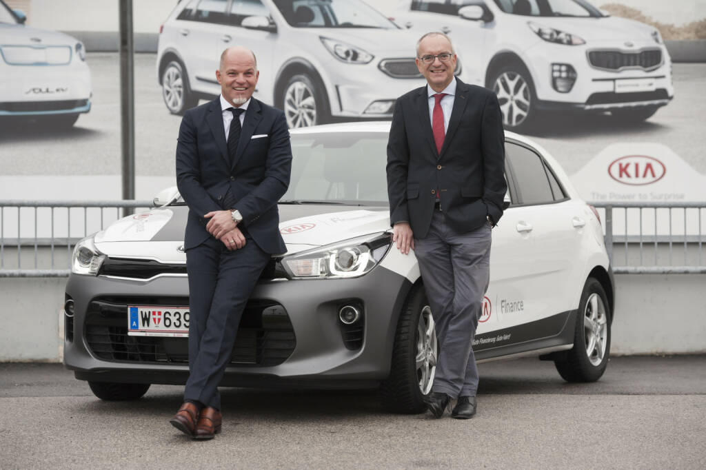 Die Santander Consumer Bank und Kia Austria verlängern ihre Captive-Kooperation – bereits zum dritten Mal – um weitere drei Jahre bis 2020. Das Finanzinstitut ist seit 2008 unter dem Namen Kia Finance exklusiver Finanzierungspartner der 113 Kia-Händler in Österreich. v.l. Michael Schwaiger (Santander Consumer Bank) und Bernhard Denk (Kia Austria); Fotocredits: Santander Consumer Bank, © Aussendung (06.12.2017)