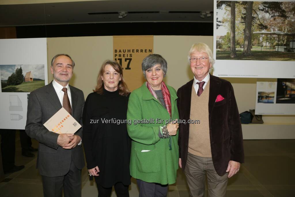 Kurator Adolph Stiller, die ehemalige Präsidentin der Zentralvereinigung der ArchitektInnen Österreichs Marta Schreieck sowie ihre jüngst gewählte Nachfolgerin Maria Auböck und Karl Fink, Vorstandsdirektor des Wiener Städtischen Versicherungsverein - Wiener Städtische Versicherungsverein: Architektur im Ringturm: 50 Jahre Bauherrenpreis (Bild: Richard Tanzer/Wiener Städtische Versicherungsverein), © Aussender (07.12.2017) 