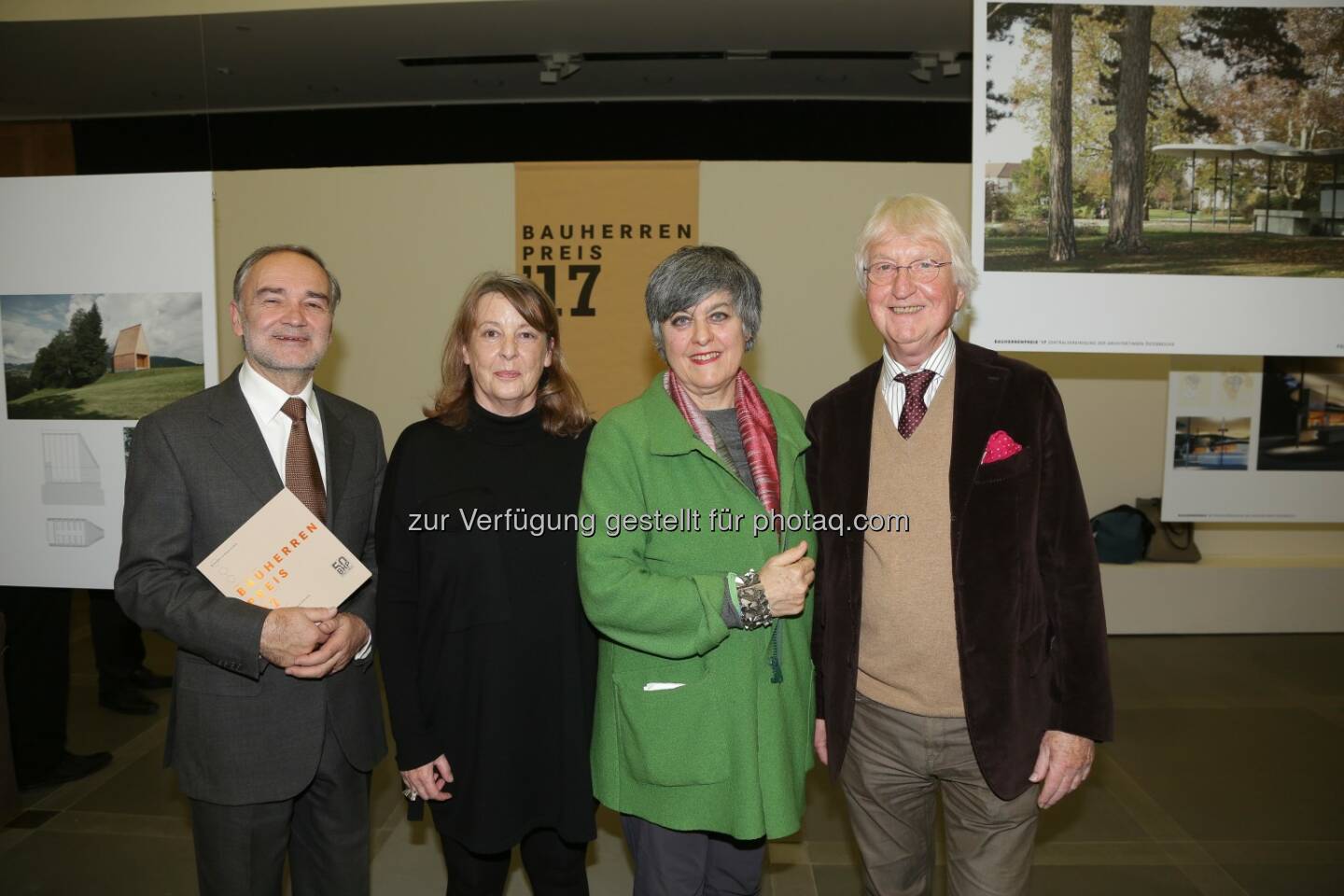 Kurator Adolph Stiller, die ehemalige Präsidentin der Zentralvereinigung der ArchitektInnen Österreichs Marta Schreieck sowie ihre jüngst gewählte Nachfolgerin Maria Auböck und Karl Fink, Vorstandsdirektor des Wiener Städtischen Versicherungsverein - Wiener Städtische Versicherungsverein: Architektur im Ringturm: 50 Jahre Bauherrenpreis (Bild: Richard Tanzer/Wiener Städtische Versicherungsverein)