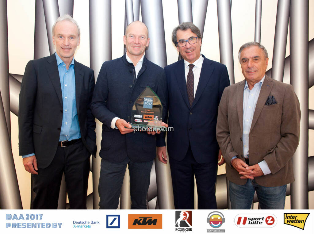 Business Athlete Award 2017: Initiator Christian Drastil, Sieger Arno Wohlfahrter, Stefan Pierer vom Presenting Partner KTM, Schirmherr Hans Huber, © Michaela Mejta, Josef Chladek (10.12.2017) 
