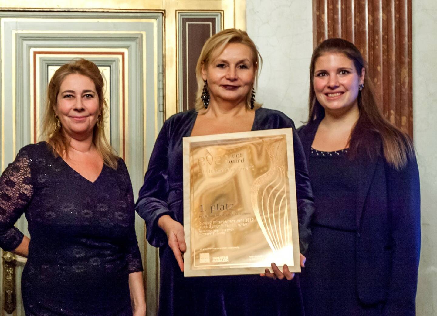 Im Rahmen einer großen Gala im Wiener Palais Todesco wurde der EVA Event Award 2017 für die besten Businessveranstaltungen Österreichs verliehen. In der Kategorie „Bestes Mitarbeiter-Event“ wurde die diesjährige Mitarbeiterveranstaltung der BUWOG Group von einer Experten-Jury auf Platz 1 gewählt. v.l.n.r: Beatrice Schmidt (Leitung Veranstaltungen, WEKA Industrie Medien), Ingrid Fitzek-Unterberger (Bereichsleiterin Marketing & Kommunikation BUWOG) und Marja Stratbücker (Senior Project Manager, Jazzunique); Copyright: Daniel Mikkelsen