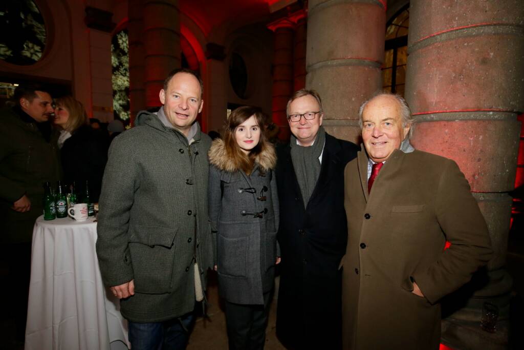 Alexander Knechtsberger mit Gästen, darunter u.a. ÖSTERREICH-Geschäftsführer Oliver Voigt (© leisure.at/Roland Rudolph) (12.12.2017) 