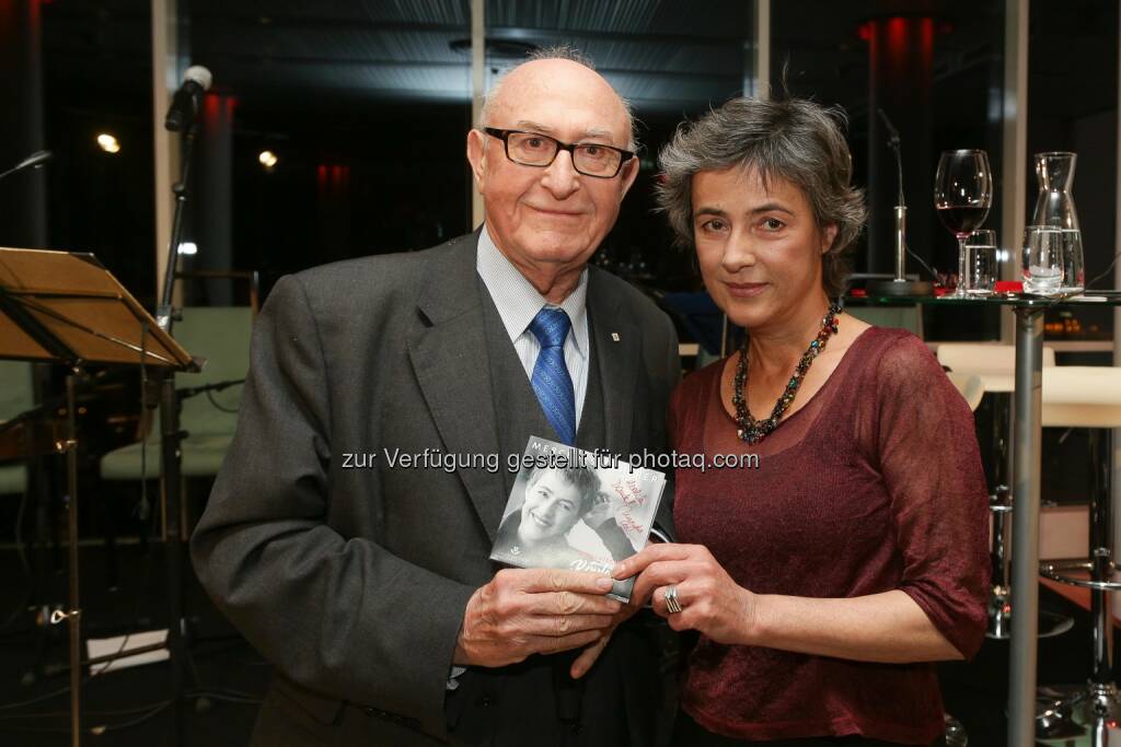 Günter Geyer (Vorstandsvorsitzender des Wiener Städtischen Versicherungsvereins) und Schauspielerin Mercedes Echerer im Rahmen der CD-Präsentation „Rumänisches Roulette“ im Ringturm - Wiener Städtische Versicherungsverein: „Rumänisches Roulette“ im Wiener Ringturm (Bild: Tanzer / Wiener Städtische Versicherungsverein), © Aussender (14.12.2017) 