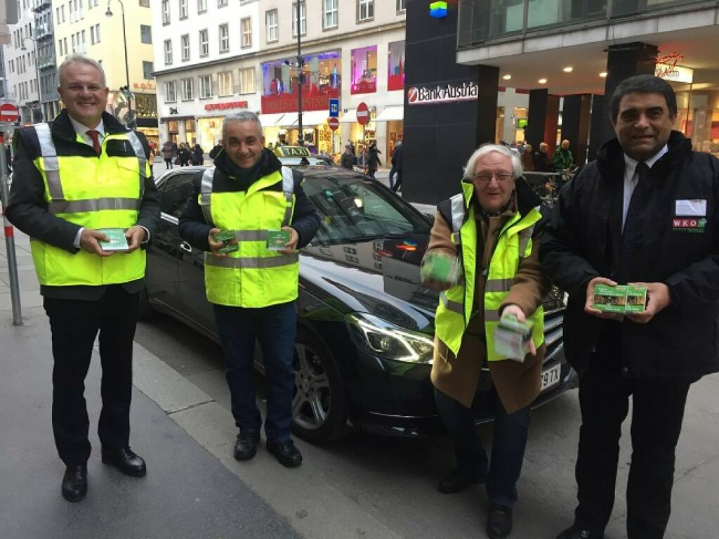 Taxiinnung versüßt die Weihnachtszeit:  5000 Packungen Mannerschnitten werden bis Weihnachten verteilt, Bild: Foto: Gökhan Keskin (li.), Obmann der Taxiinnung, teilt mit Funktionären Mannerschnitten. Credit: WK Wien, © Aussendung (19.12.2017)