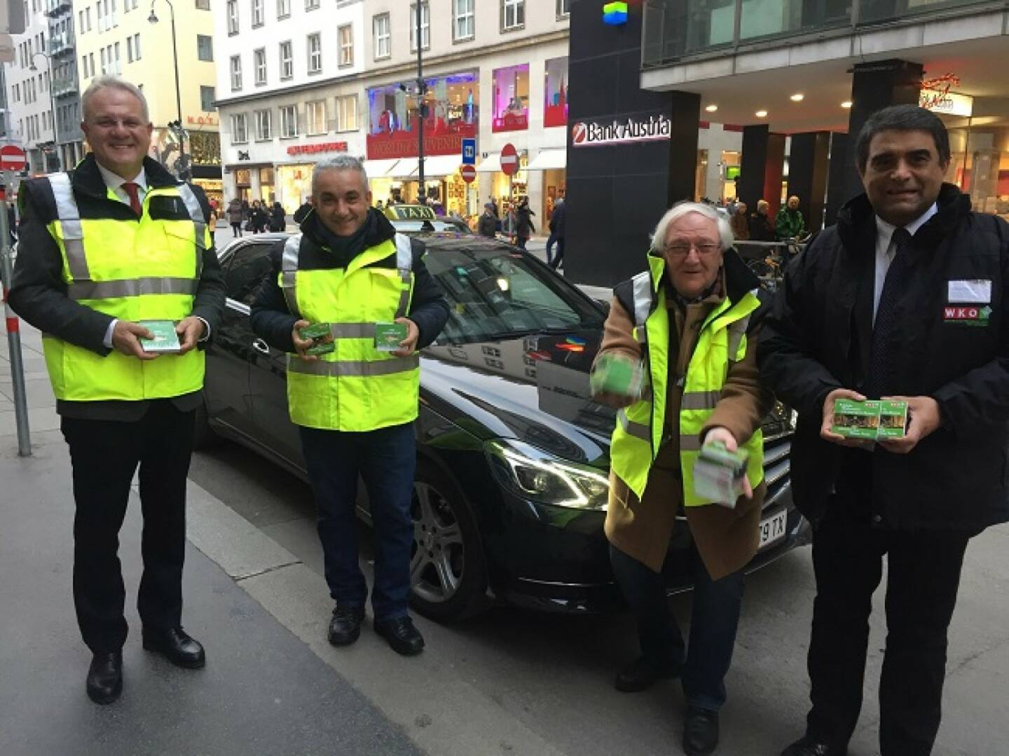 Taxiinnung versüßt die Weihnachtszeit:  5000 Packungen Mannerschnitten werden bis Weihnachten verteilt, Bild: Foto: Gökhan Keskin (li.), Obmann der Taxiinnung, teilt mit Funktionären Mannerschnitten. Credit: WK Wien