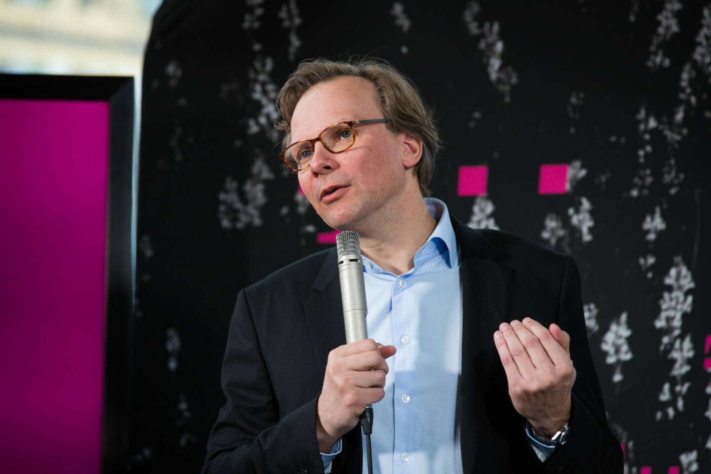 T-Mobile Austria kündigte die Übernahme von UPC Austria an: Andreas Bierwirth, CEO von T-Mobile Austria: „Breitband ist das unverzichtbare Fundament des digitalen Österreichs. Unsere Ambition ist es, unseren Kunden – wo immer und wer immer sie sind – für jede Anwendung, die bestmögliche Anbindung zur Verfügung zu stellen, gleich ob über LTE, Glasfaser oder digitales Kabel oder künftig 5G“. Bild: T-Mobile.at