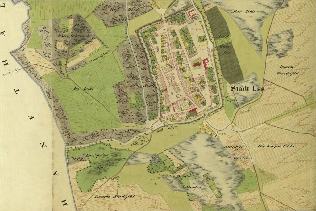 Bundesamt für Eich- und Vermessungswesen: Der Kataster feiert 200. Geburtstag; Diese sog. Urmappe zeigt den ersten Kataster, also die erste grundstücksweise Registrierung in Laa an der Thaya aus dem Jahr 1822. Derartige Urmappen wurden ab 1817 für die gesamte Monarchie auf Basis des Grundsteuerpatents von Kaiser Franz, I. angelegt. Im Unterschied zu heute wurde der Kataster damals grafisch aufwändiger gestaltet. Fotocredit: BEV - Bundesamt für Eich- und Vermessungswesen, © Aussender (22.12.2017) 