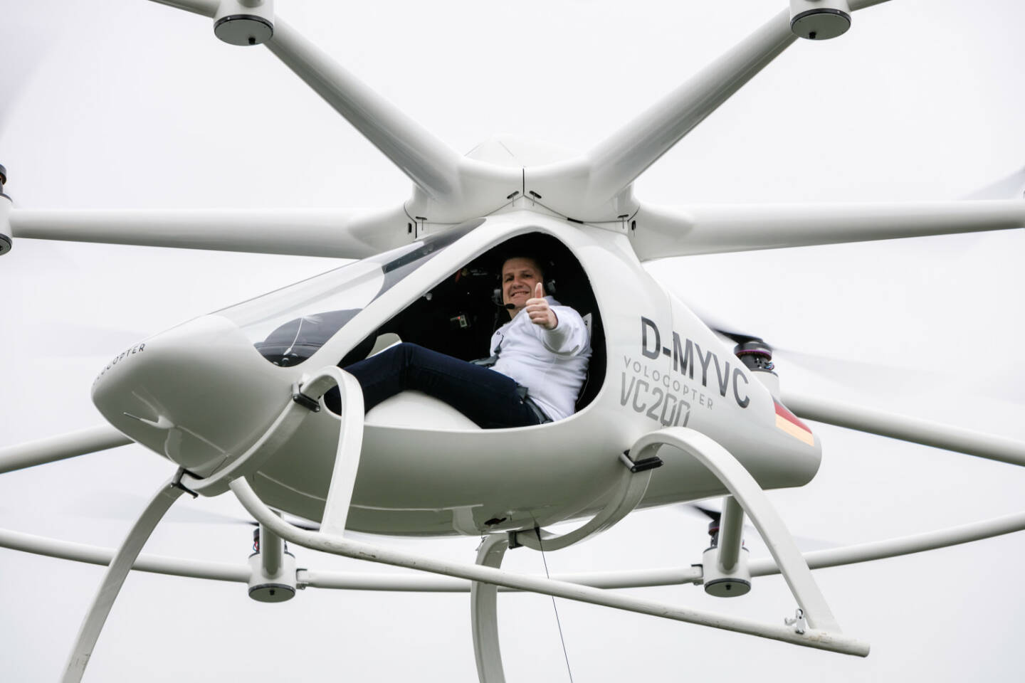 Velocopter: First manned flight mit Alexander Zosel, Volocopter VC200 - first manned flight, Photo: Nikolay Kazakov