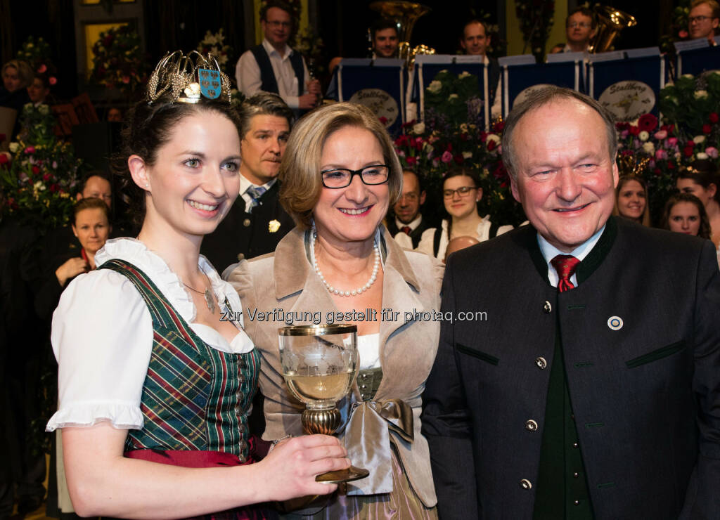 75. NÖ Bauernbundball, traditionell wurde ein Kelch mit Wein gereicht: NÖ Landesweinkönigin Julia I. mit Ballobmann Stefan Jauk, Landeshauptfrau Johanna Mikl-Leitner und NÖ Bauernbundobmann Hermann Schultes bei der Eröffnung. Fotocredit:NÖ Bauernbund/ Helmut Lackinger, © Aussendung (15.01.2018) 