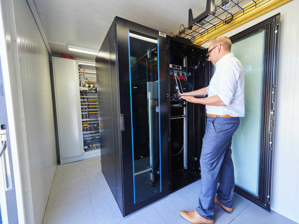 EPS Electric Power Systems GmbH: Der Data Center Container von EPS ist ausgestattet mit der modernsten IT-Infrastruktur inklusive IT-Klimaanlage und 19 Serverschränken. Großer Vorteil dieser Lösung ist die hohe Flexibilität und Mobilität. Fotocredit: EPS, © Aussendung (16.01.2018) 