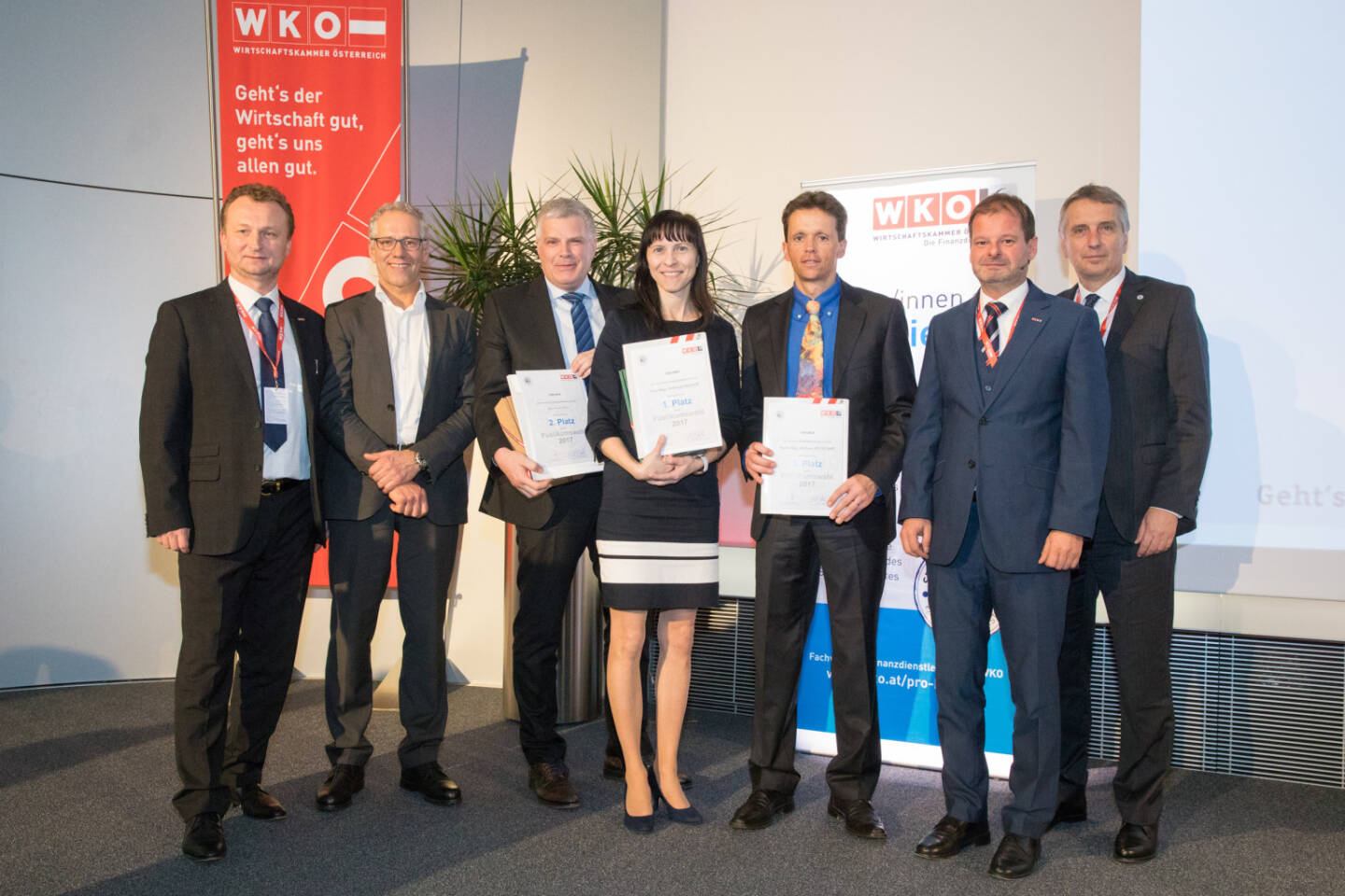 Insgesamt 478 Gewerbliche Vermögensberater und Wertpapiervermittler aus ganz Österreich stellten sich der Publikumswahl 2017, die der Fachverband Finanzdienstleister in der Wirtschaftskammer Österreich (WKÖ) jährlich für Mitglieder, die sich den freiwilligen Standes- und Ausübungsregeln für die Gewerbliche Vermögensberatung und Wertpapiervermittler verpflichten, veranstaltet. Mit Waltraud Hauser aus Poysdorf (NÖ) konnte erstmals eine Frau den Sieg erringen. v.l.n.r.: Michael Holzer (Obmann der Fachgruppe Finanzdienstleister Niederösterreich), Gerhard Zadrobilek (ehemaliger Fahrradprofi, jetzt Wirtschaftstrainer, Landwirt und Autor) Horst Fritz (2. Platz), Mag. Waltraud Hauser (1. Platz), Mag. Andreas Petschar (3. Platz), Mag. Hannes Dolzer (Obmann des Fachverbands Finanzdienstleister und der Fachgruppe Finanzdienstleister Steiermark) und Eric Samuiloff (Obmann der Fachgruppe Finanzdienstleister Wien), © www.annarauchenberger.com