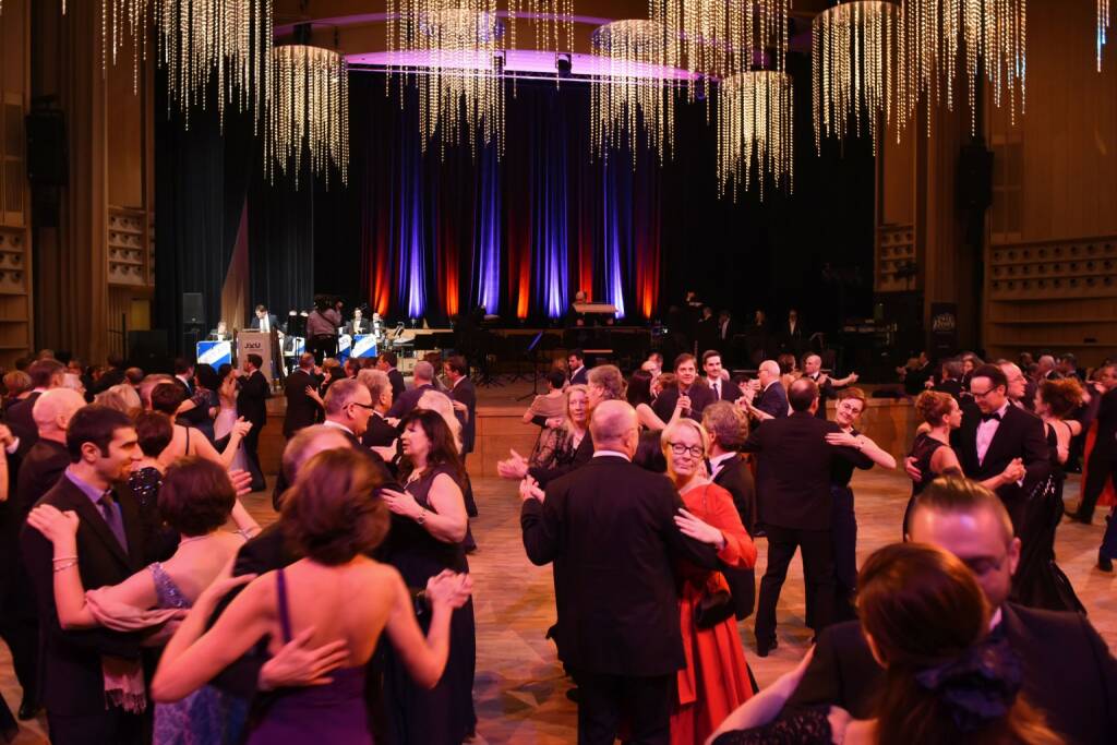 Über 2.500 Gäste kamen zum JKU-Ball; volles Parkett im Brucknerhaus, tanzen, Ball, Tanzfläche, Bühne; Bildrecht: JKU/Röbl (20.01.2018) 