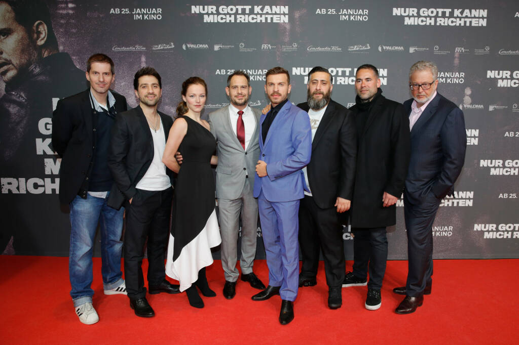 Constantin Film: Producer Christian Becker, Oezgur Yildirim, Franziska Wulf, Moritz Bleibtreu, Edin Hasanovic, Kida Khodr Ramadan, Emek Kavukcuoglu and CEO Constantin Film Martin Moszkowicz attend the 'Nur Gott kann mich richten' premiere at CineStar Metropolis in Frankfurt am Main, Germany. (Photo by Andreas Rentz/Getty Images for Constantin Film)  Quelle: obs/Constantin Film/Andreas Rentz, © Aussendung (23.01.2018) 