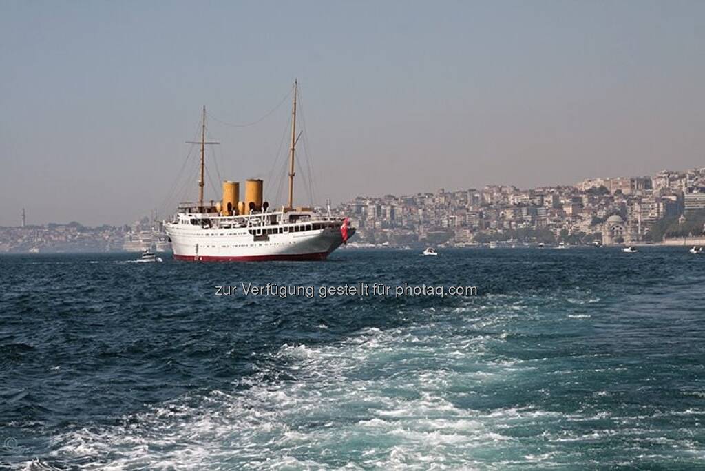 Schiff, Bosporus; Türkei, Istanbul, © Herlinde Wagner (02.06.2013) 