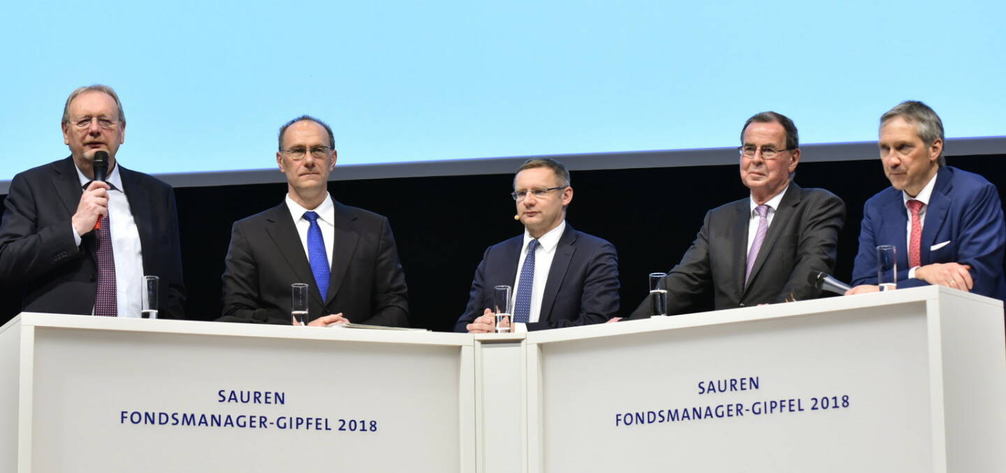 Sauren Dondsmanager-Gipfel 2018: Unter Moderation von Dachfondsmanager Eckhard Sauren (Mitte) diskutierten die vier Anlageexperten Peter E. Huber, Olgerd Eichler, Klaus Kaledemorgen und Dr. Bert Flossbach aktuelle Themen und Entwicklungen an den Finanzmärkten. Bildquelle: Sauren