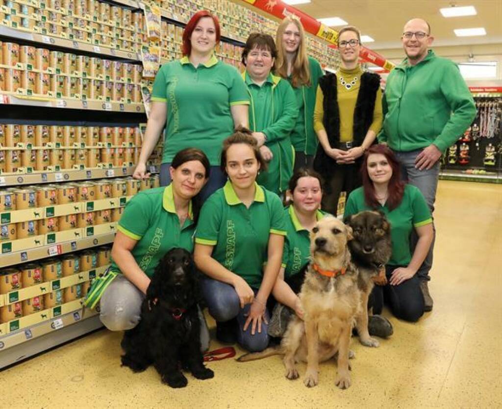 In der Brünner Straße 73a gibt es die größte Fressnapf-Filiale Österreichs. Bild: sitzend von links nach rechts: Elisabeth Trybula und Spanieldame Sissy, Melanie Frosch, Tanja Tischler und Schnauzermischling Max und Mischling Mara, Nadja Rohrer und stehend von links nach rechts: Bianca Hochleutner, Manuela Maurer, Aline Antonicek, Gebietsleiterin Janine Pichler und Filialleiter Bernhard Hörtnagl. Credit: Fressnapf, © Aussender (25.01.2018) 