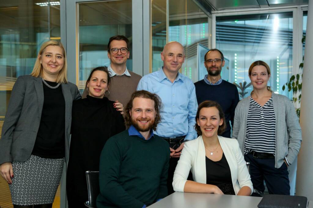 Uniqa Acceleratorprogramm „Mission 120“: Sitzend v.l.n.r.: Christoph Richter (zoomsquare, iJoule), Christine Jama (Impact Hub), Stehend v.l.n.r.: Gabriela Rusu (UNIQA); Alexis Eremia (Impact Hub), Filip Kisiel (UNIQA), Andreas Rauter (UNIQA), Florian Pomper (Caritas), Teresa Millner-Kurzbauer (Volkshilfe), Fotorechte: © UNIQA (29.01.2018) 